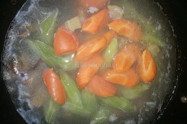 青笋胡萝卜炖腊鸭腿的做法图解7