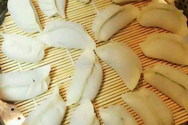 韭菜肉馅烫面蒸饺