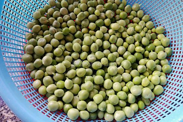 腊肠豌豆饭的做法图解1