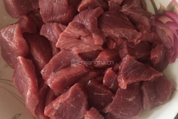 牛肉焖土豆的做法图解1