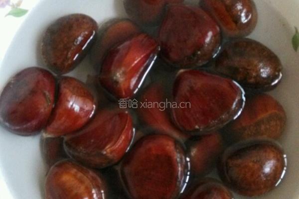 微波炉原味板栗的做法图解1