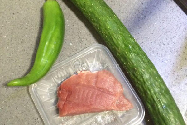 青椒黄瓜炒肉的做法图解1