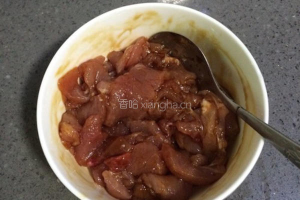 青椒黄瓜炒肉的做法图解2