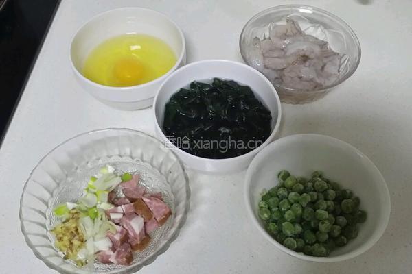 虾仁海带汤的做法图解1