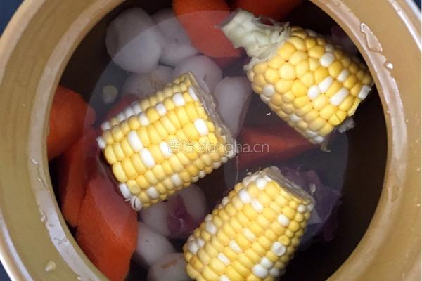 马蹄玉米大骨汤的做法图解2