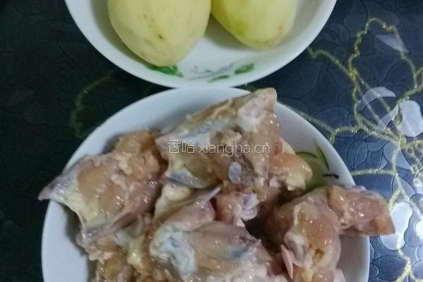 土豆炖鸡骨的做法图解1