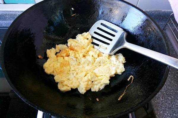 鸡蛋炒蒜黄的做法图解2