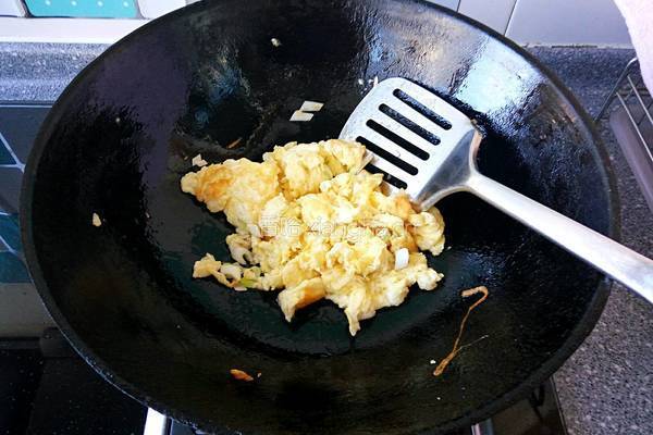 鸡蛋炒蒜黄的做法图解3