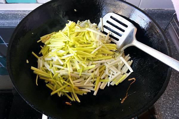 鸡蛋炒蒜黄的做法图解4