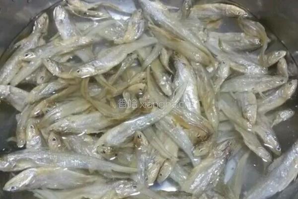 炒小鱼干的做法图解2