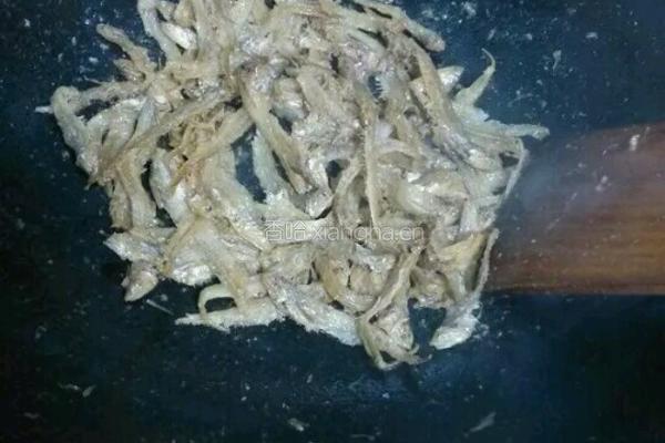 炒小鱼干的做法图解3