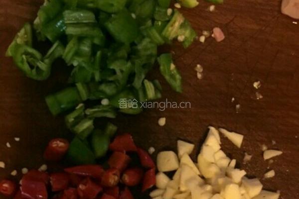 芹菜炒肉的做法图解1