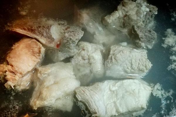 红萝卜山药排骨汤的做法图解5