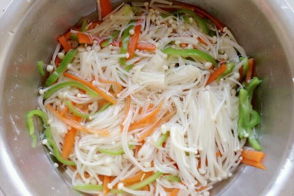 炝拌金针菇的做法图解6