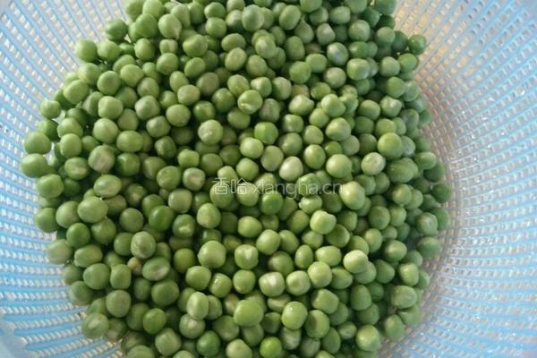 豌豆烧排骨的做法图解1