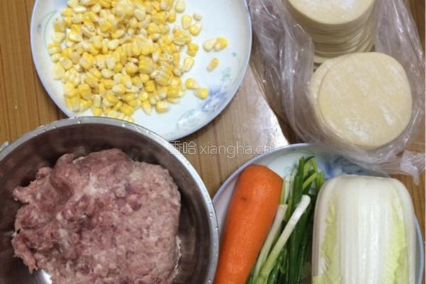 猪肉胡萝卜饺子的做法图解1