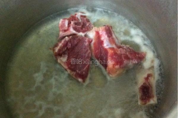 山药红萝卜骨头汤的做法图解1