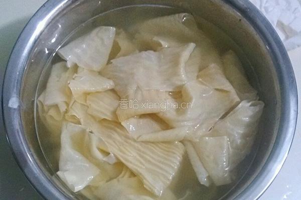 豆腐皮炒肉的做法图解2