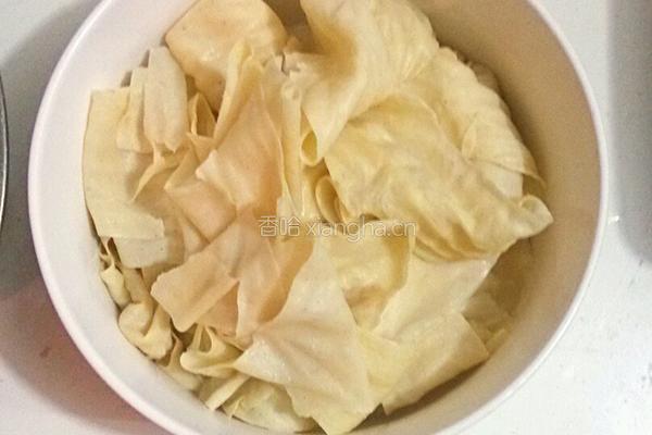 豆腐皮炒肉的做法图解3
