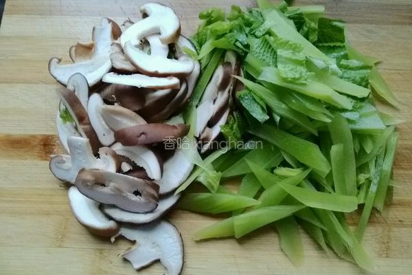 香菇炒莴笋的做法图解1
