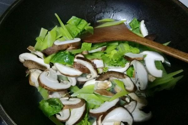 香菇炒莴笋的做法图解4