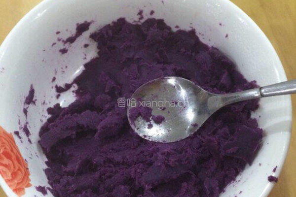 紫薯莲蓉糯米饼的做法图解1