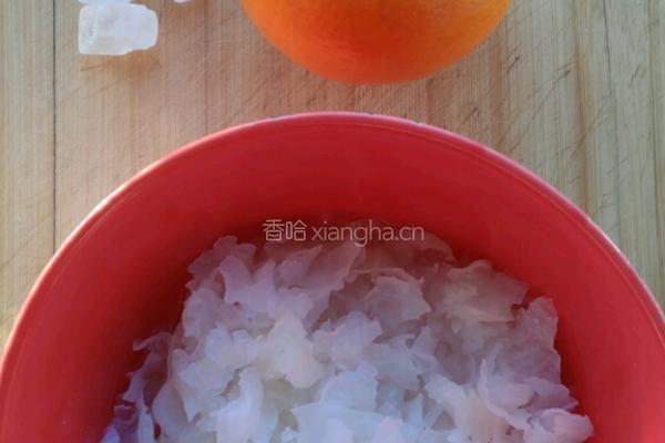 金橙银耳羹的做法图解1