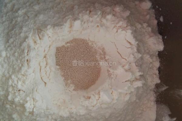 牛奶红枣粒面包的做法图解2