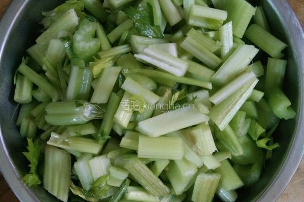 芹菜炒肉的做法图解2