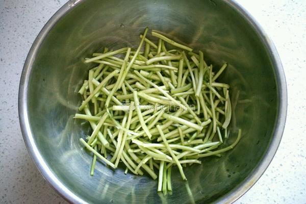 泥蒿炒腊肉的做法图解3