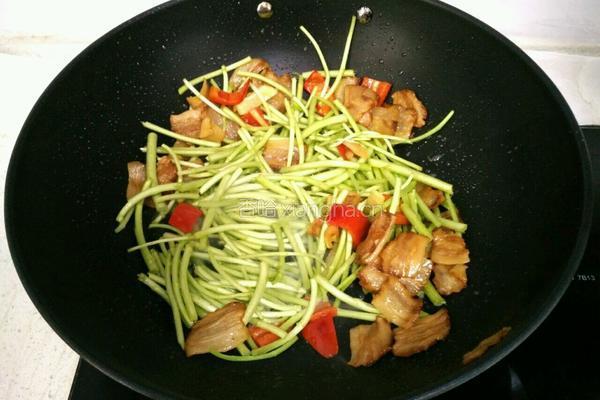 泥蒿炒腊肉的做法图解11