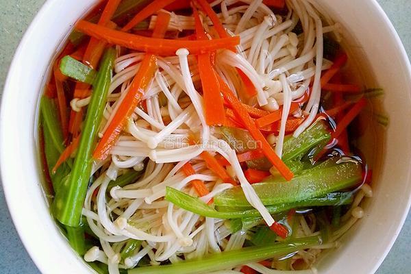凉拌芹菜金针菇的做法图解4