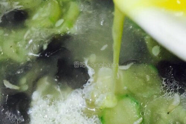 丝瓜黑木耳汤的做法图解7