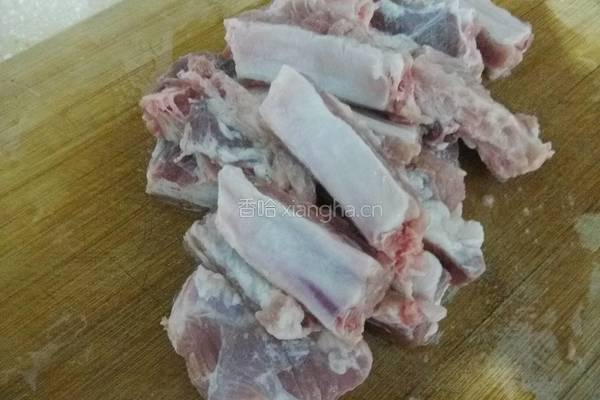 飘香排骨的做法图解1