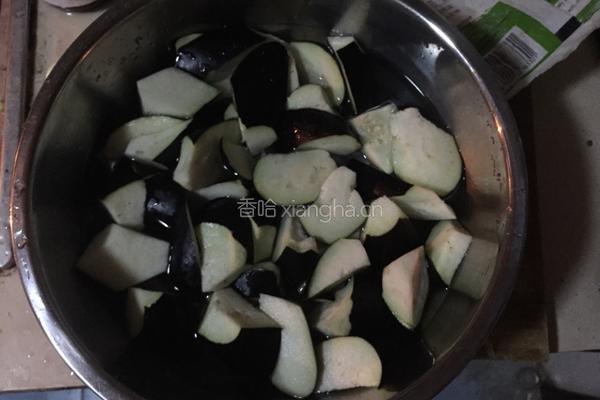 香辣茄子的做法图解1