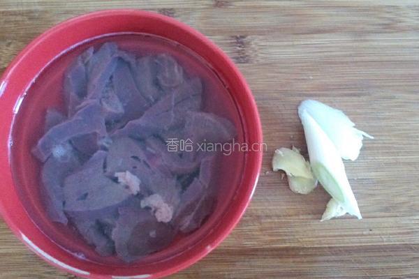 黄瓜拌猪肝的做法图解1