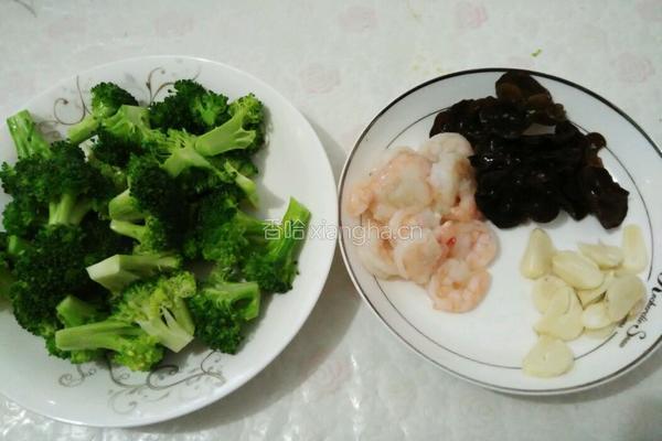 虾仁西兰花的做法图解1