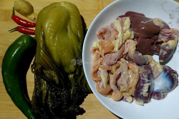 炒酸菜鸡杂的做法图解1