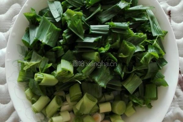 蒜苗炒莴笋的做法图解2