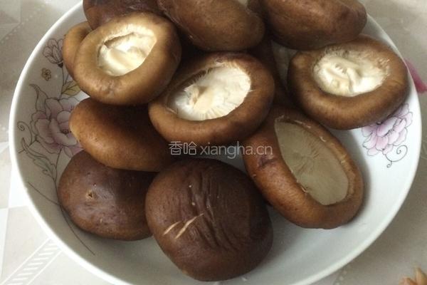 酸菜肉片炒香菇的做法图解1