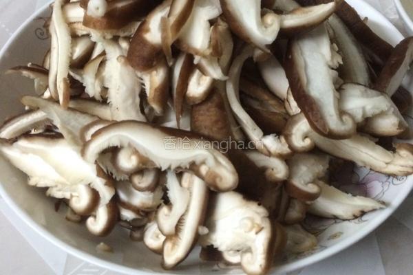 酸菜肉片炒香菇的做法图解3