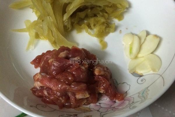 酸菜肉片炒香菇的做法图解2