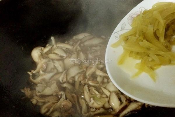 酸菜肉片炒香菇的做法图解6