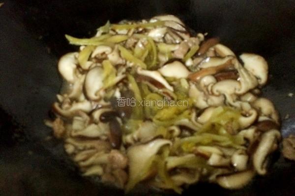 酸菜肉片炒香菇的做法图解7