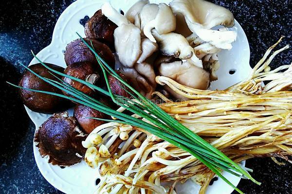 菌菇肉片汤的做法图解1