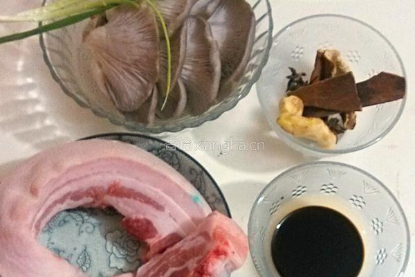 平菇扣肉的做法图解1