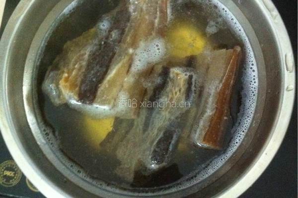 腊肠炒苦瓜的做法图解2