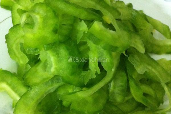 腊肠炒苦瓜的做法图解5