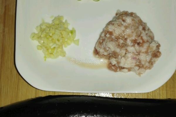 肉末茄子的做法图解1