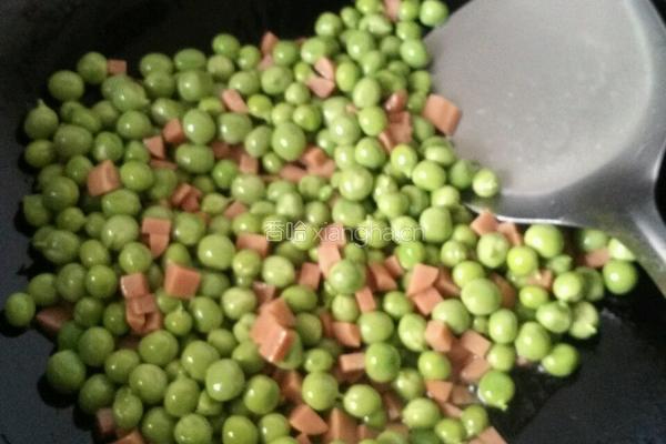 火腿肠炒青豆的做法图解3